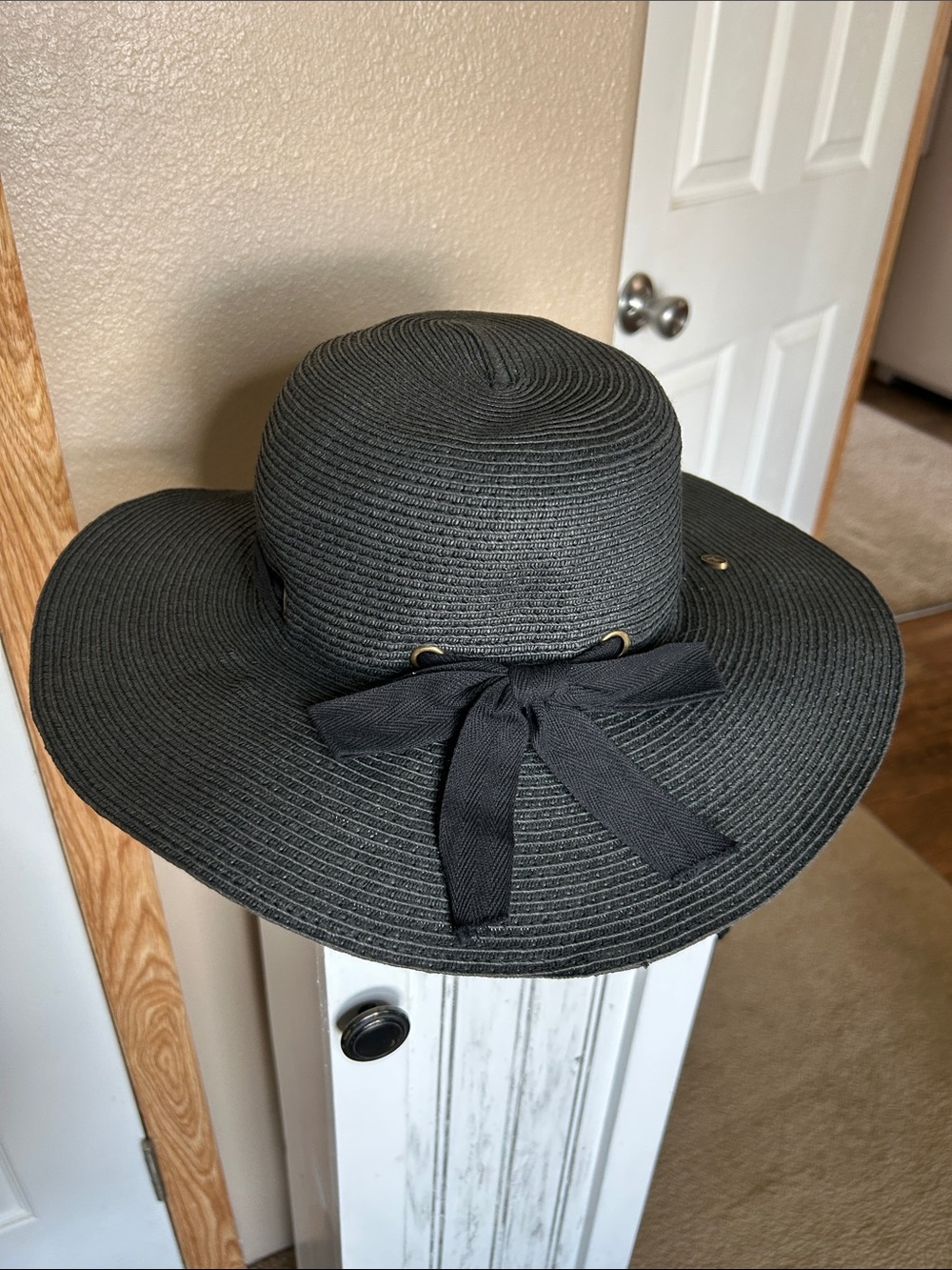 WHITE STAG Wide-Brim Black Sun Hat with Bow Accent
